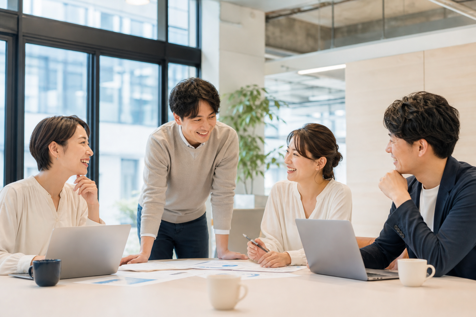 プロジェクトについて話し合う小林株式会社のチーム